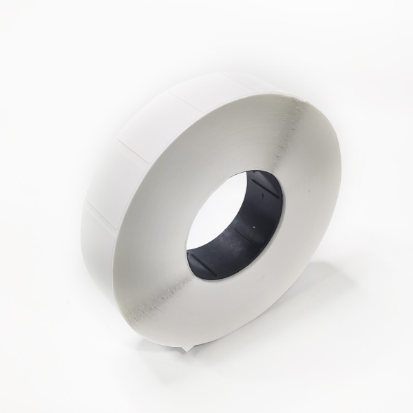 MP_3_Термотрансферная этикетка 20х20 (квадрат) ПГ (полуглянцевая бумага). 2000 этикеток в ролике, втулка 40 мм